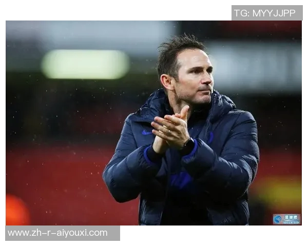 精致足球星车摆件展示运动激情与时尚风采,完美融入现代家居装饰 精致足球星车摆件展示运动激情与时尚风采,完美融入现代家居装饰