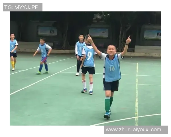 孩子模仿足球明星动作展现运动激情引发校园运动热潮 孩子模仿足球明星动作展现运动激情引发校园运动热潮